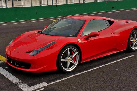 Száguldj egy Ferrari 458 Italia autóval 3 körön át!