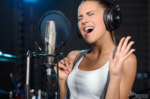 Egy dal feléneklése profi hangstúdióban, videóklippel