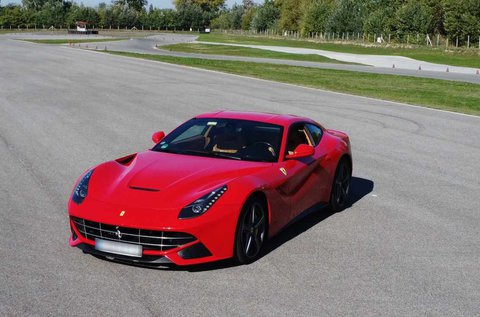 4 körös Ferrari F12 élményvezetés