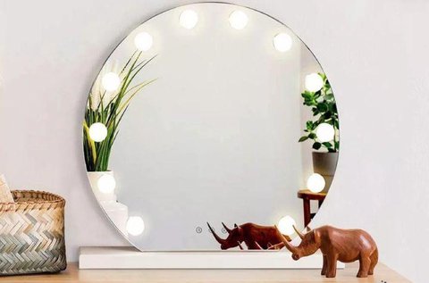 Elegáns LED világítású sminktükör
