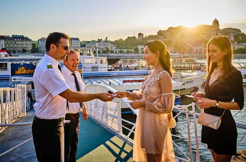 Esti sétahajókázás a Dunán fővárosi panorámával