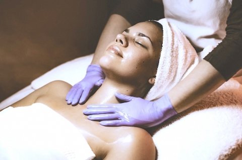 Kényeztető, sejtregeneráló arc-dekoltázs kezelés