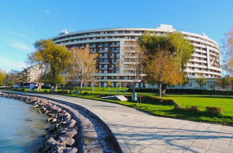 Gondtalan lazítás a Balaton partján, Siófokon