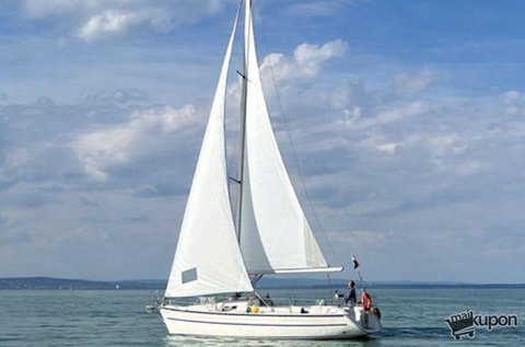 Balatoni vitorlázás naplementében pároknak