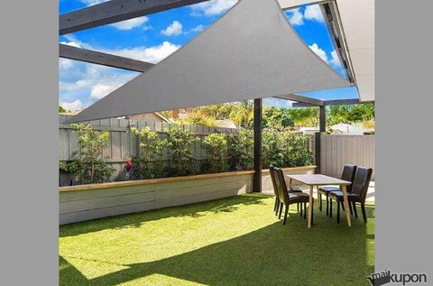 3,6 m-es háromszög napvitorla bézs színben