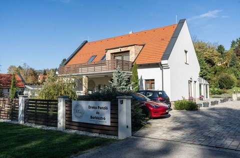 Egy korty élmény a Pannonhalmi borvidéken