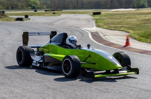 5 kör élményvezetés egy Formula Renault-val